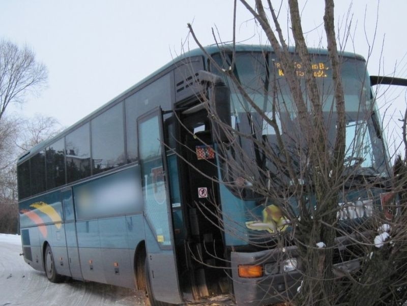 Autobus z pasażerami miał wypadek! [ZDJĘCIA]