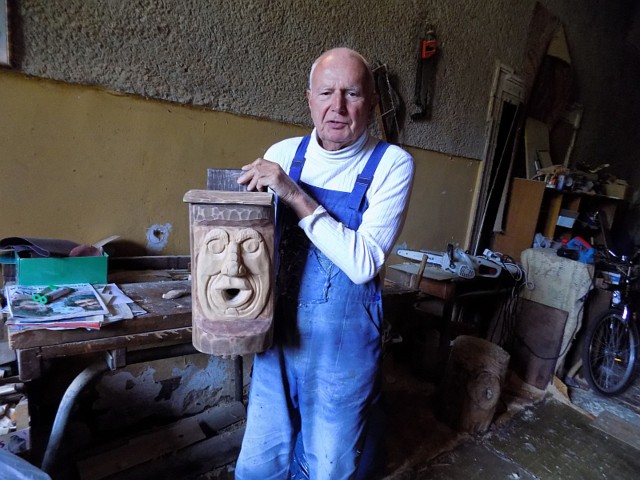 Jerzy Kupczyk rzeźbi obecnie budki dla ptaków, wzorowane na pałacowych maszkaronach