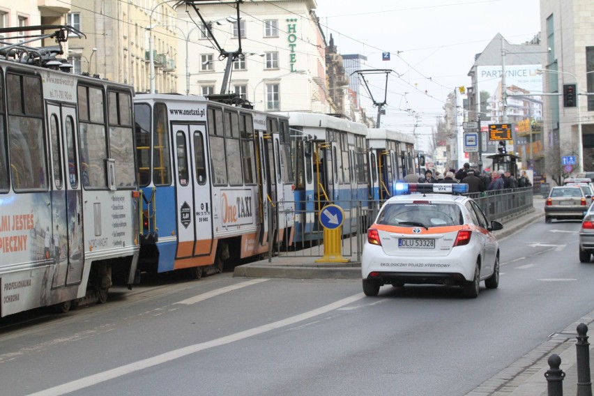 Karetka zablokowała torowisko. Reanimacja na przystanku na Piłsudskiego