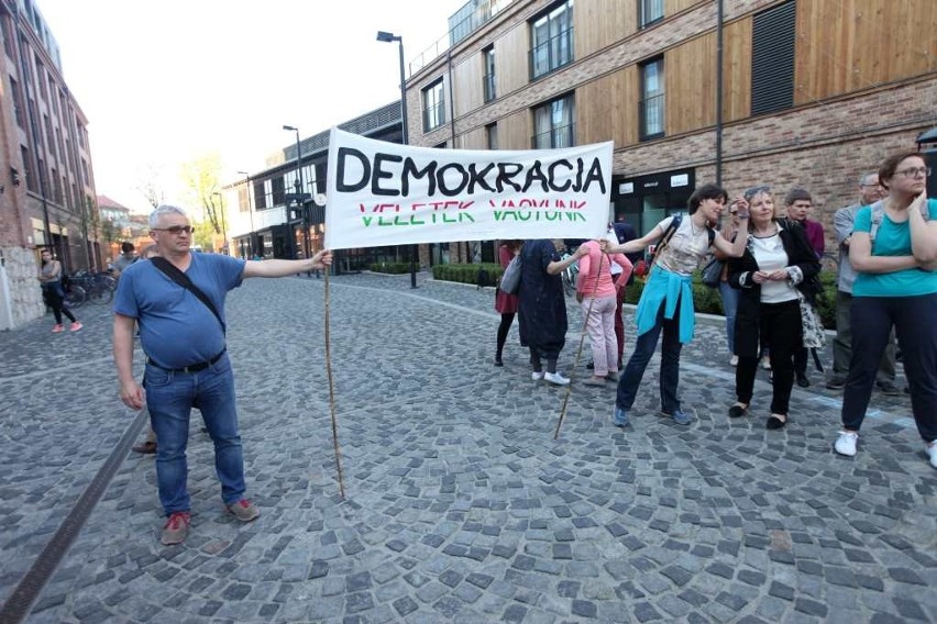 Solidarnościowy protest przed konsulatem węgierskim w Krakowie