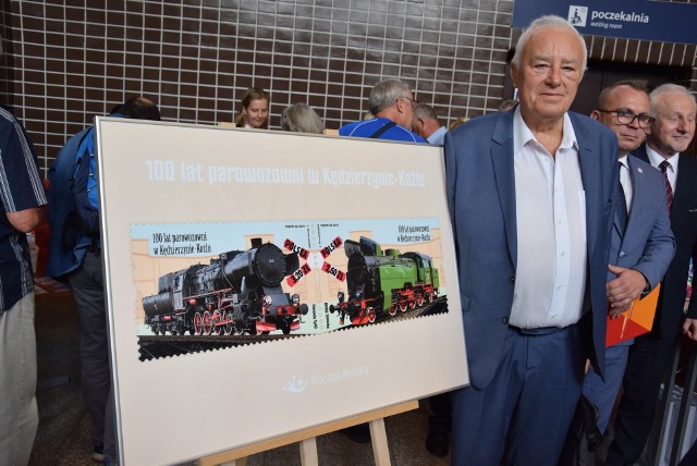 Tadeusz Gądek, były naczelnik lokomotywowni prezentuje znaczki.