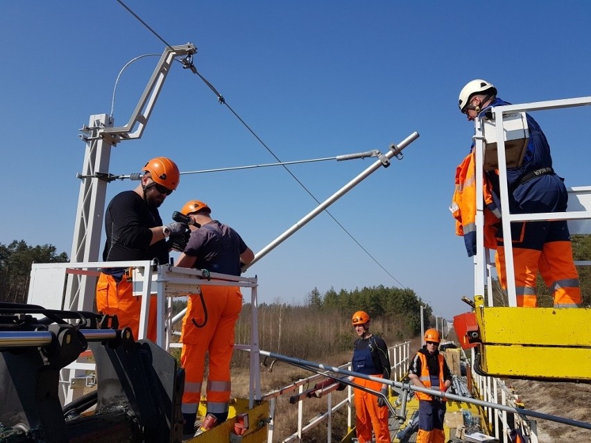 Elektryfikacja linii kolejowej Ocice-Rzeszów postępuje. 25 kilometrów już z siecią trakcyjną (ZDJĘCIA)