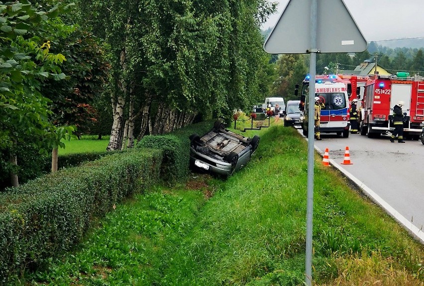 Rupniów. Dachowanie osobowej toyoty. Dziecko i osoba dorosła w szpitalu