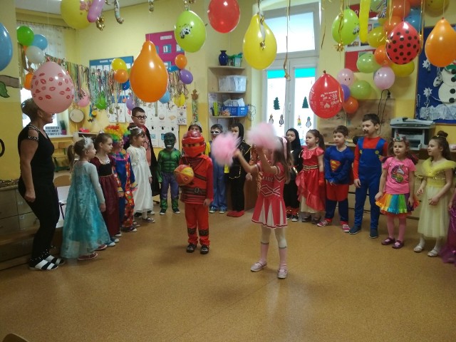 Przedszkolaki z "Muzycznej "Krainy" w Inowrocławiu bawiły się na balach karnawałowych pełnych niespodzianek