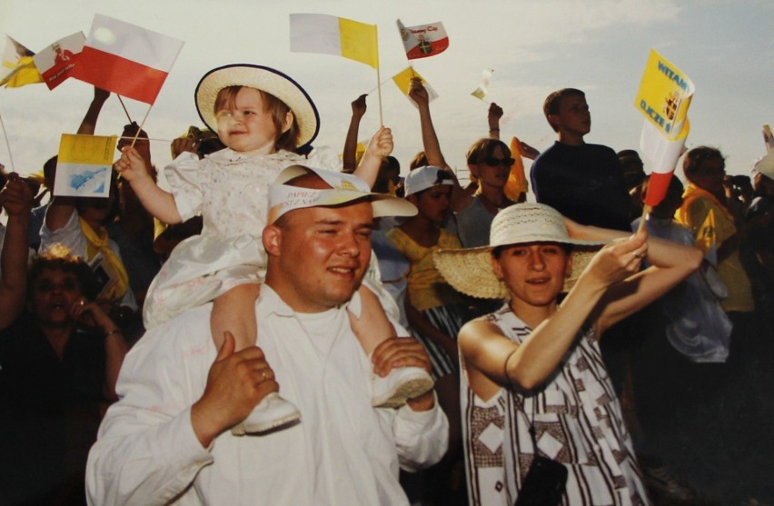 Dziś rocznica śmierci papieża Polaka. Tak witaliśmy Jana Pawła II w naszym regionie (archiwalne zdjęcia)