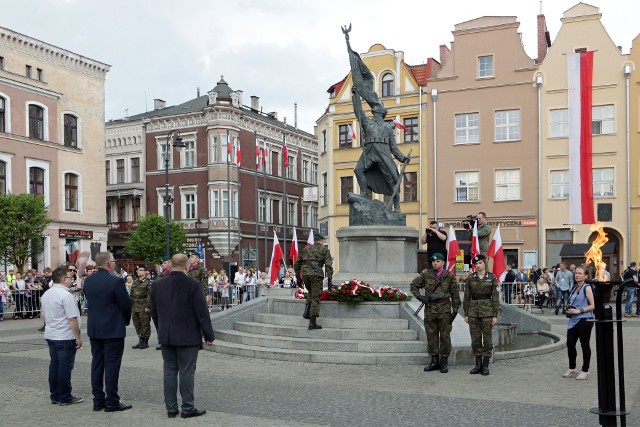 Mszą świętą w Bazylice rozpoczęły się dziś obchody 227. rocznicy uchwalenia Konstytucji 3 Maja. Nabożeństwo odbyło się z udziałem asysty wojskowej oraz chóru „Echo”. Następnie na Rynku odbyła się uroczystość z ceremoniałem wojskowym przed Pomnikiem Żołnierza Polskiego.   WIDEO. Święto flagi w Grudziądzu