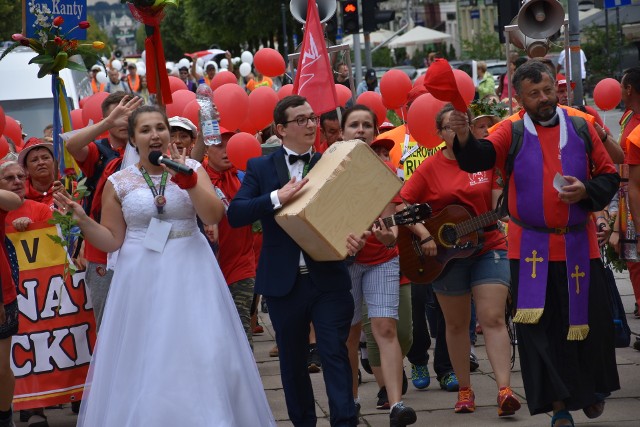 Piesza Pielgrzymka Bielsko-Żywiecka do Częstochowy weszła w sobotę, w samo południe na Jasną Górę. Pielgrzymka do Częstochowy trwała sześć dni.