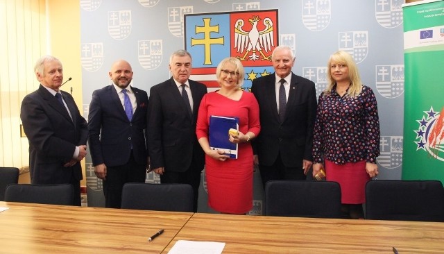 Umowę na dofinansowanie rozbudowy budynku Ochotniczej Straży Pożarnej w Zawichoście podpisała burmistrz Katarzyna Kondziołka.