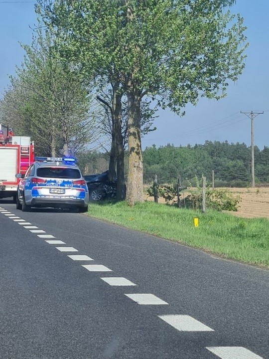 Poważny wypadek koło Sławna. Samochód uderzył w drzewo [zdjęcia]