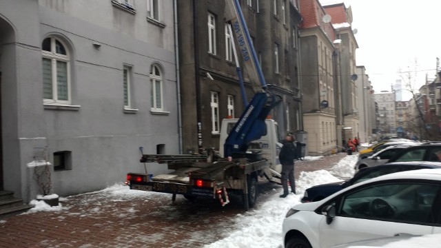 Odśnieżanie dachów w Katowicach 9 stycznie 2019