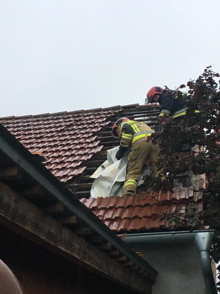 Po godz. 19:00 piorun uderzył w budynek gospodarczy w...