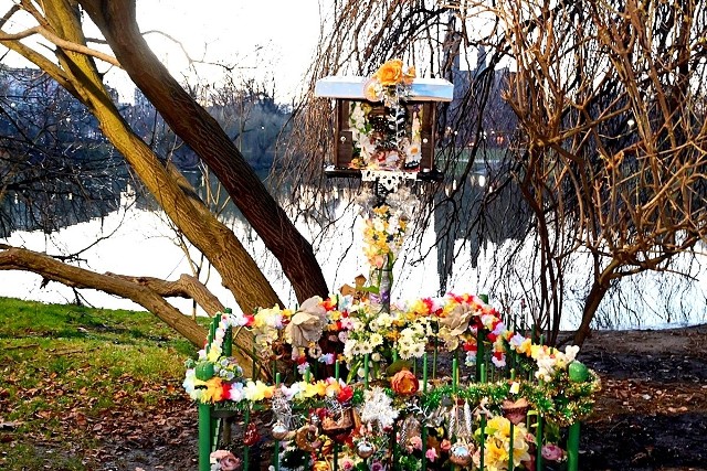 W jednym z wrocławskich parków znajdziemy niewielką kapliczkę ozdobioną kwiatami, która upamiętnia tragiczne wydarzenie z lat 60. Co się tam wydarzyło? Sprawdź.