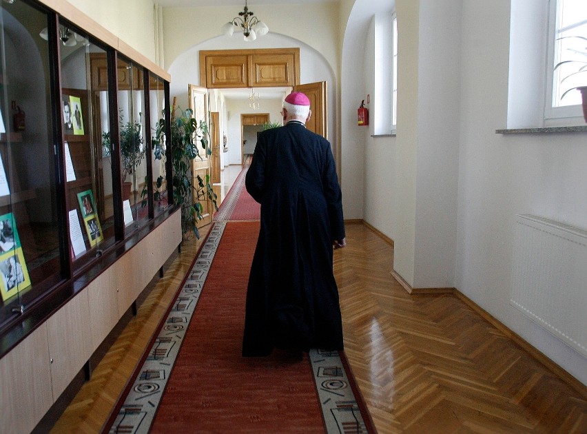 Takie emerytury otrzymują duchowni w Polsce. Oto stawki dla...