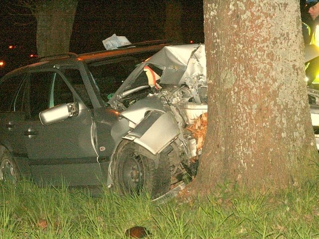 Kierowca mercedesa uderzył w drzewo. Był pijany