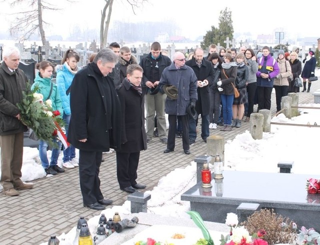 Uczestnicy, opiekunowie i goście złożyli kwiaty na grobie W. Godlewskiego