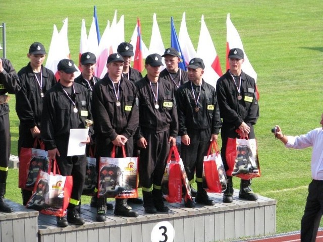 Strażacy z Oksy na trzecim stopniu podium podczas wojewódzkich zawodów pożarniczych.