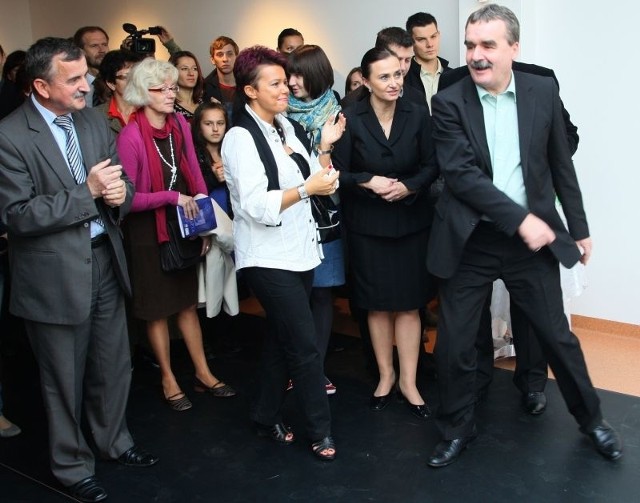 W piątek podczas otwarcie prezydent Kielc Wojciech Lubawski wypróbował specjalną podłogę do tańca z amortyzacją przez chwilę pląsając na niej ku uciesze gości uroczystości. 