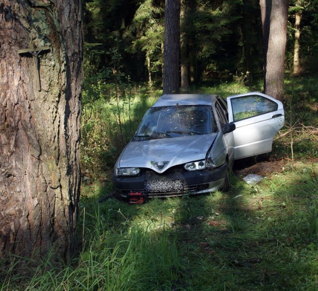 Wypadek w Hutkowie: Pijany kierowca uderzył w drzewo. Nie żyje 19-latek