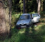 Wypadek w Hutkowie: Pijany kierowca uderzył w drzewo. Nie żyje 19-latek