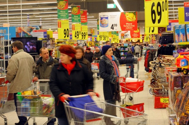 Godziny otwarcia sklepów w SYLWESTRA. W niedzielę, 31 grudnia, obchodzimy sylwestra. Z tej okazji sklepy w całym kraju będą otwarte krócej. JAK BĘDĄ OTWARTE SKLEPY W SYLWESTRA? TESCO, LIDL, BIEDRONKA, ŻABKA, CARREFOUR GODZINY OTWARCIA.