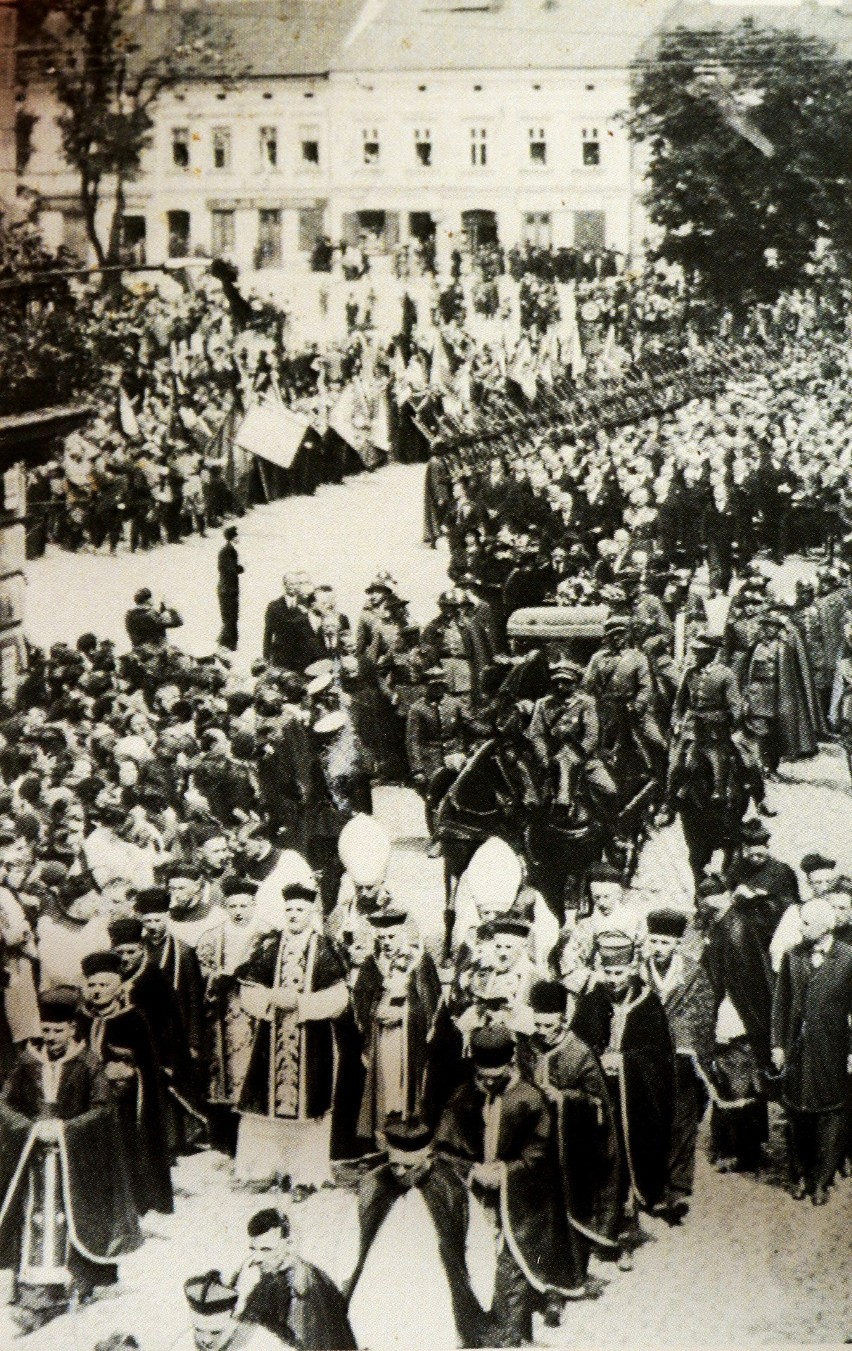 Pierwszy pogrzeb Bronisława Pierackiego w 1934 r. był wielką manifestacją w Nowym Sączu