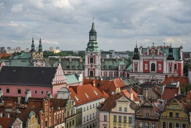 Poznań to wyjątkowe pod wieloma względami miasto. Zajęci troskami dnia codziennego przemierzamy jego ulice, często nie zauważając jego uroku, magii wielu miejsc, zakątków i miejskich zakamarków. Czasami chciałoby się powiedzieć: cudze chwalisz, a swego nie dostrzegasz. Zdarza się, że dopiero widząc turystów fotografujących się na tle poznańskich zabytków, uliczek, kamienic, spacerujących po parkach zwracamy uwagę na ich piękno. Jaka jest najpiękniejsza ulica, miejsce czy plac Poznania? Nie sposób na to pytanie odpowiedzieć. Każdy ma swoich faworytów, sentyment wiążący się często z miłymi wspomnieniami. Są jednak takie miejsca Poznania, na które – zdaniem wielu – warto zwrócić uwagę i które plasują się w czołówce. Sami zobaczcie!Przejdź do galerii ---->