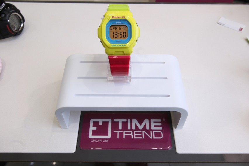 Kolorowy zegarek Casio Baby-G. Cena: 400 złotych....