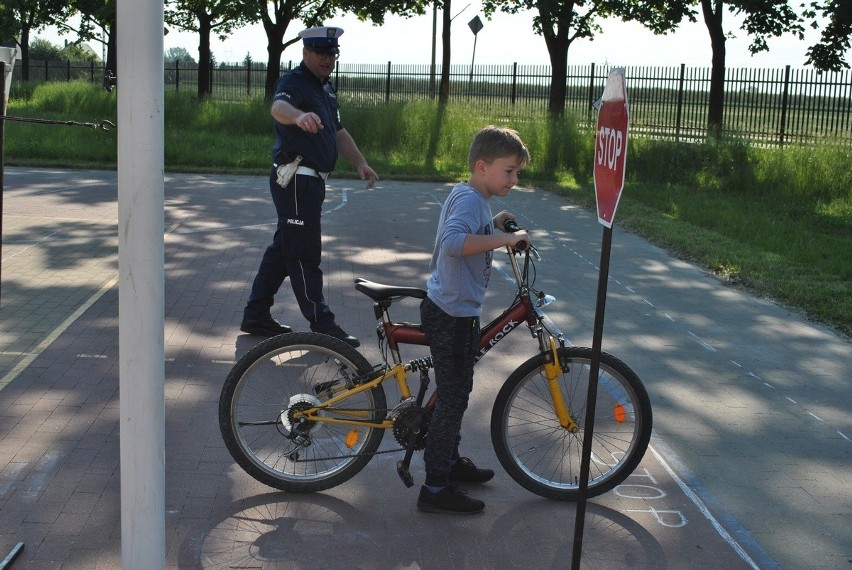 Uczniowie pod czujnym okiem radziejowskich policjantów zdali egzamin i zdobyli kartę rowerową