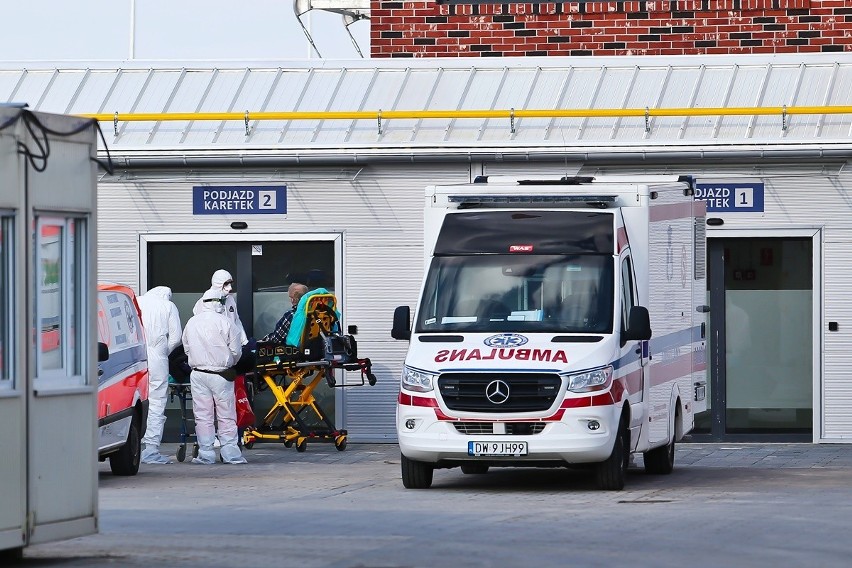 Pierwsi pacjenci trafili do szpitala tymczasowego przy Rakietowej. Kolejna fala zachorowań na koronawirusa nabiera tempa