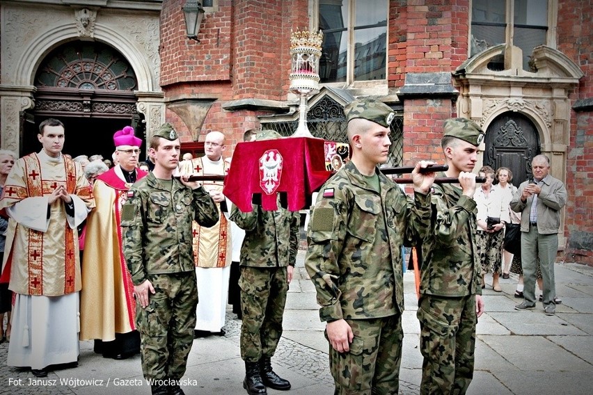 Przez Wrocław przeszła procesja z relikwiami św. Doroty i św. Stanisława (ZDJĘCIA)