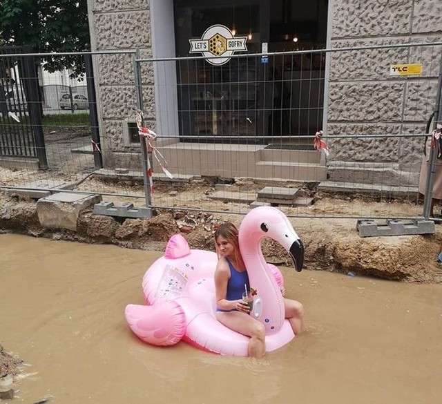 Ubrała się w kostium kąpielowy, zrobiła drinka z palemką, nadmuchała różowego flaminga i wskoczyła do zalegającej na ul. Nawrot wody. Pływanie na flamingu uwieczniła na zdjęciu i wrzuciła na profil Facebookowy lokalu.