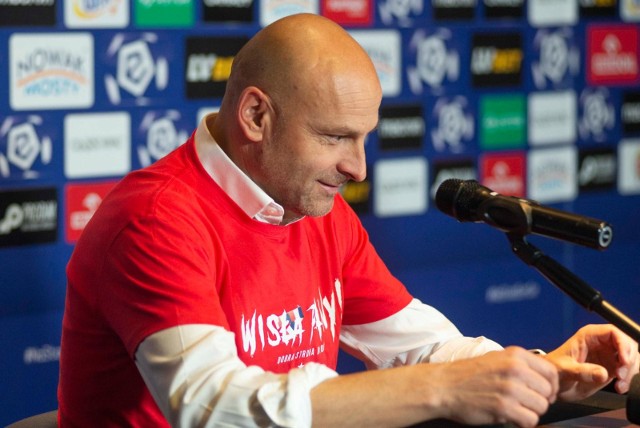 Trener Wisły Kraków Adrian Gula na pomeczową konferencję prasową przyszedł w specjalnej koszulce, przygotowanej przez klub