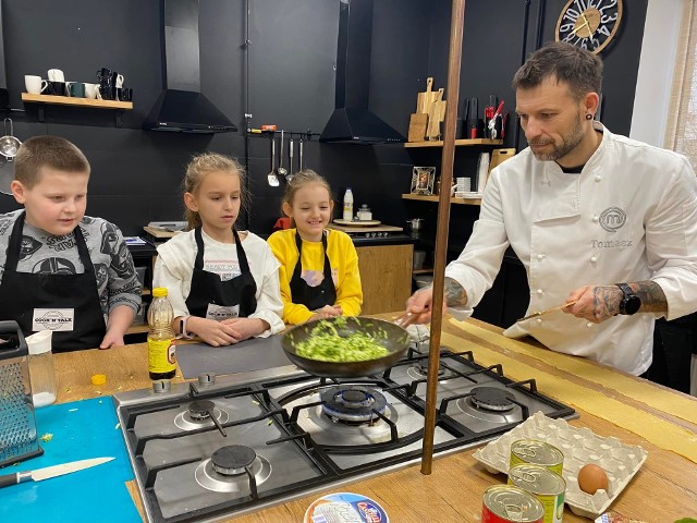 Uczestnicy "Tęczowej zimy" wzięli udział w warsztatach kulinarnych, które w restauracji poprowadził dla nich Tomasz Skobel, finalista telewizyjnego programu Master Chef.