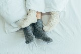 Czy spanie w skarpetkach jest zdrowe? Pomoże zwalczyć bezsenność, skurcze nóg i łydek, wzbogaci życie seksualne. Zalety cię zaskoczą