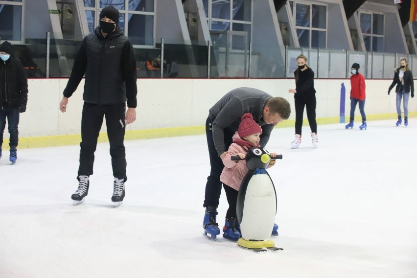 Można wypożyczyć pingwinka do nauki jazdy na łyżwach.