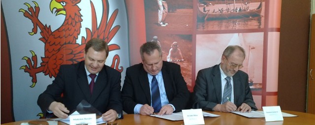 Podpisanie umowy: marszałek Władysław Husejko, prezes TKK Jarosław Bihun i wiceprezes TKK Stanisław Górawski.