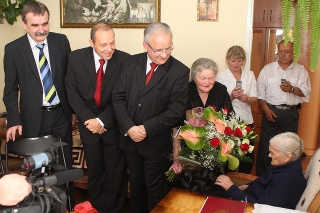 Życzenia i gratulacje stuletnia Lucyna Hajduk (siedzi) przyjmowała nie tylko od władz miasta, ale też od całej rodziny.