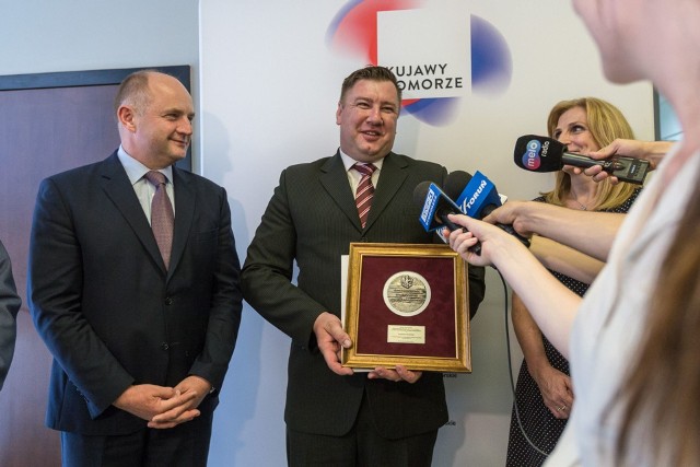 Krzysztof Gorzycki - woźny ze Szkoły Podstawowej nr 1 w Brześciu Kujawski odebrał medal Unitas Durat Palatinatus Cuiaviano-Pomeraniensis