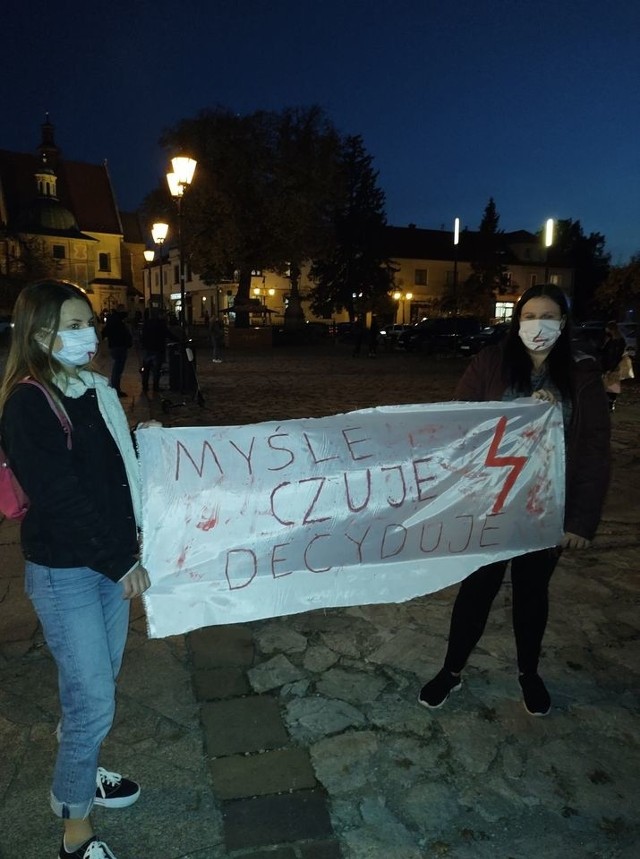 Protest związany z wyrokiem Trybunału Konstytucyjnego w sprawie aborcji, trwa w Niepołomicach od 24 października