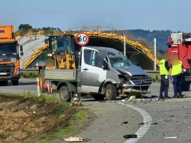 Do czołowego zderzenia doszło około godziny 6:30 rano w czwartek, 13 czerwca na drodze krajowej nr 6 pomiędzy Lęborkiem a Leśnicami. Droga jest całkowicie zablokowana. Policja kieruje objazdami. Jedna osoba została odwieziona do szpitala.