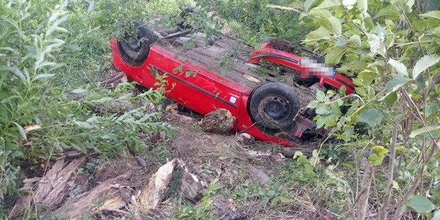 Do poważnego wypadku doszło w sobotę, 3 sierpnia, w Czechowie koło Gorzowa. Z drogi wypadł seat i dachował na poboczu. Trzy ranne osoby trafiły do szpitala.   Cała trójka jechała z Santoka w kierunku Gorzowa na Pol’and’Rock festival do Kostrzyna nad Odrą. W Czechowie ich pojazd wypadł z drogi i dachował na poboczu. Na miejsce wypadku dojechały służby ratunkowe. Seatem jechały trzy osoby, dwóch mężczyzn i kobieta. - Trzy ranne osoby zostały przewiezione do szpitala – mówi podkom. Grzegorz Jaroszewicz z zespołu prasowego lubuskiej policji.Zobacz również: Pijany kierowca tira cofał na S3