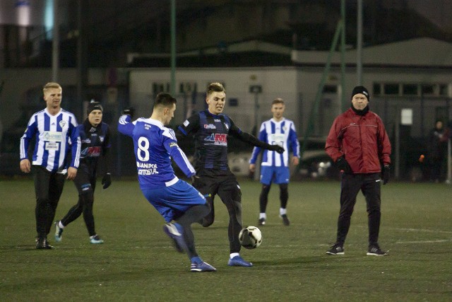 W meczu sparingowym Zawisza Bydgoszcz pokonał Unię Janikowo 2:1 (0:1). Bramki dla niebiesko-czarnych strzelili Damian Stasikowski (63) i Krzysztof Urtnowski (89). Honorową bramkę dla trzecioligowców zdobył Kamil Żylski (12).Na kolejnych stronach zdjęcia ze sparingu>>>