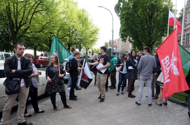 Protest przed urzędem.