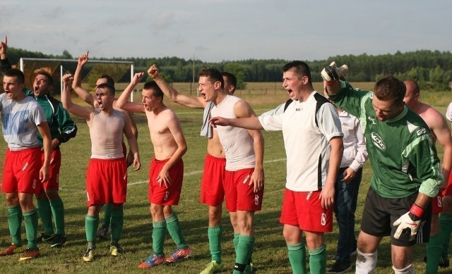 Po meczu w Zdziarach piłkarze Sokoła Nisko fetowali awans do czwartej ligi.