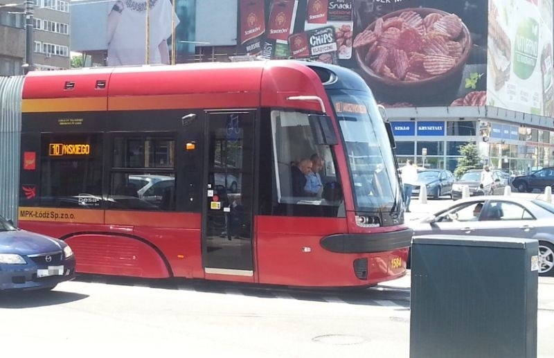 Nie jeżdżą tramwaje w Łodzi. ZANIK NAPIĘCIA, OBJAZDY [zdjęcia]