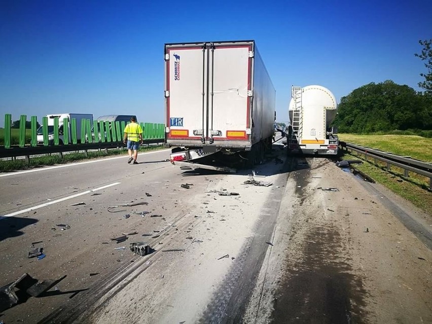 Reanimacja na A4 po wypadku ciężarówek. Droga zablokowana [ZDJĘCIA]