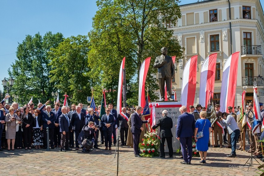 W Tarnowie obok dworca PKP odsłonięto pomnik prezydenta...
