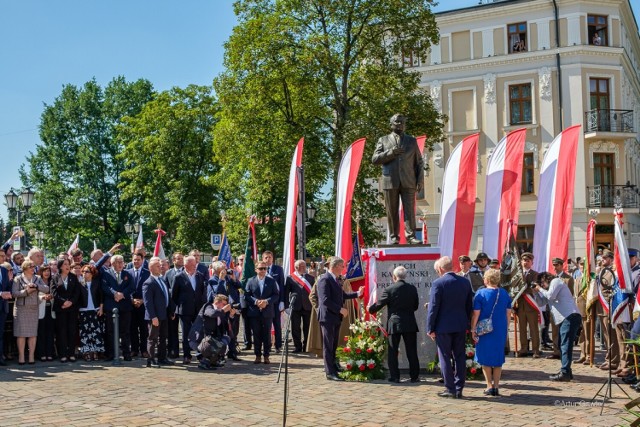 W Tarnowie obok dworca PKP odsłonięto pomnik prezydenta Lecha Kaczyńskiego, 18.06.2022