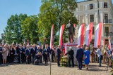 Tarnów. Odsłonięto pomnik prezydenta Lecha Kaczyńskiego. W tle protesty, cztery osoby staną przed sądem