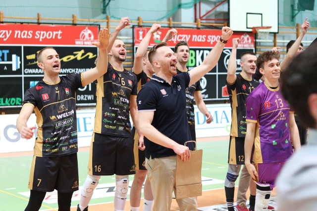 Siatkarze WKS Wieluń wygrali z Sieradzem 3:1 i zagrają w turnieju półfinałowym o awans do Tauron I Ligi. Rywalami będą drużyny z Chełma, Jaworzna i Poznania